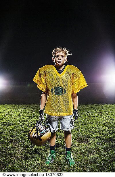 Porträt eines Fussballspielers mit Helm auf dem Feld