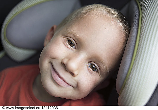 Porträt eines glücklichen Jungen im Fahrzeug sitzend