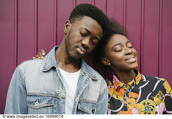 Porträt eines glücklichen jungen Paares Kopf an Kopf mit geschlossenen Augen