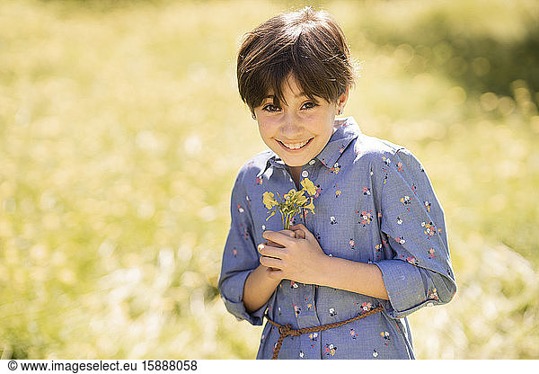 Porträt eines glücklichen Mädchens mit Wildblumen