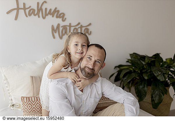 Porträt eines glücklichen Vaters Kopf an Kopf mit seiner Tochter zu Hause