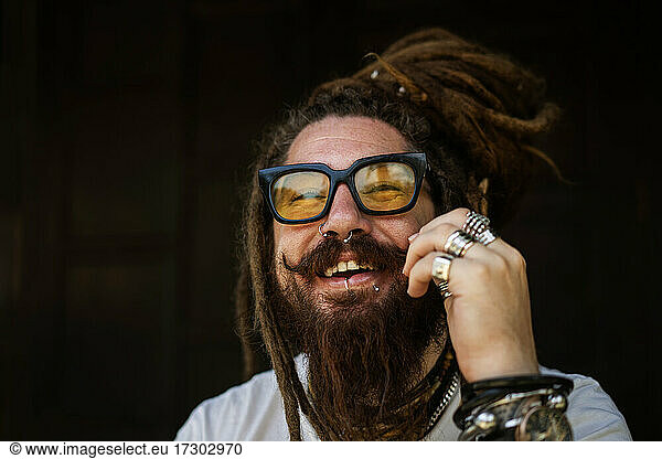 Porträt eines Hipster-Typen mit Brille  Dreadlocks und einem
