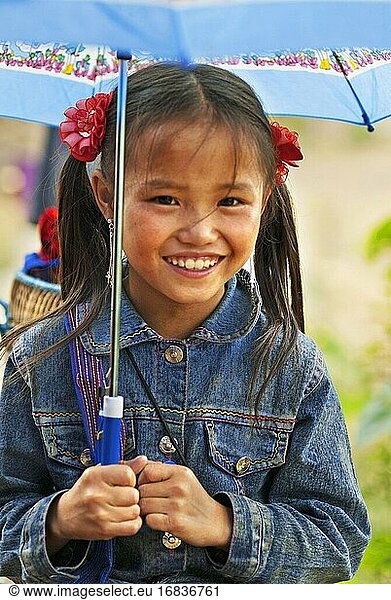Porträt eines Hmong-Mädchens in dem Dorf Lao Chai. Vietnam.