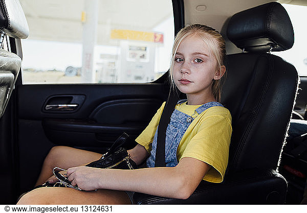 Porträt eines im Auto sitzenden Mädchens
