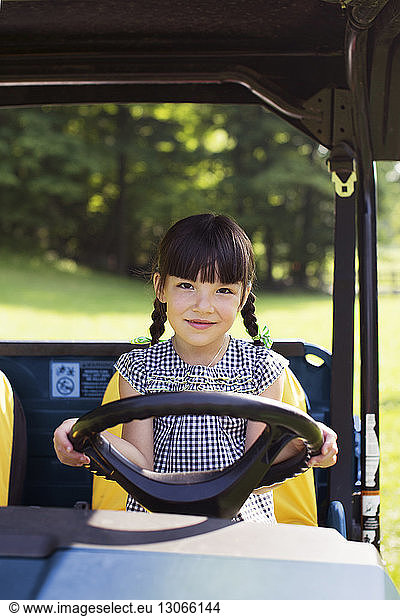 Porträt eines im Fahrzeug sitzenden Mädchens