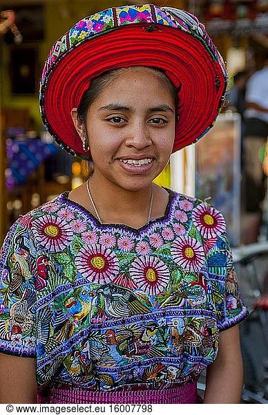 Porträt eines jugendlichen Maya-Mädchens in traditioneller Kleidung in der Stadt Panajachel am Atitlan-See im südwestlichen Hochland von Guatemala  Guatemala.