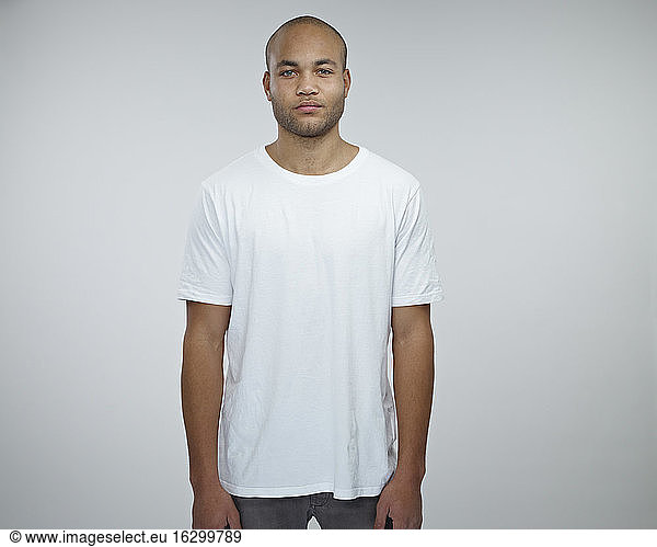 Porträt eines jungen afrikanischen Mannes mit weißem T-Shirt