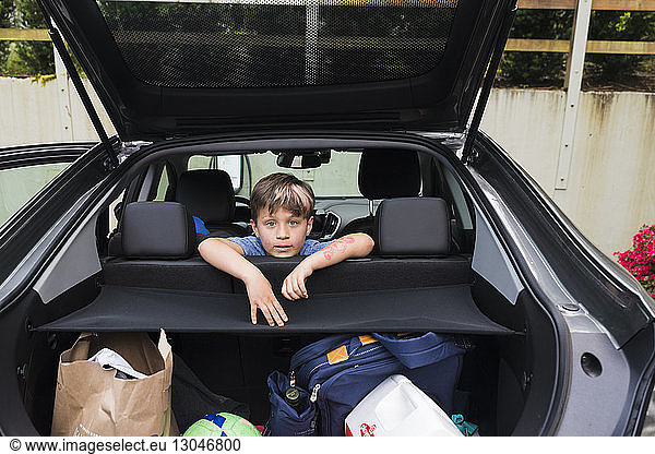 Porträt eines Jungen im Auto sitzend