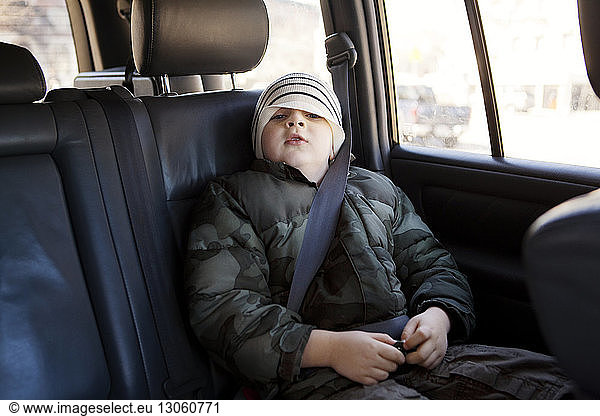 Porträt eines Jungen im Auto sitzend