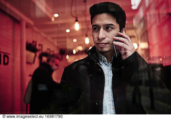 Porträt eines jungen Latino  der telefoniert