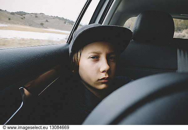 Porträt eines Jungen mit Mütze im Auto