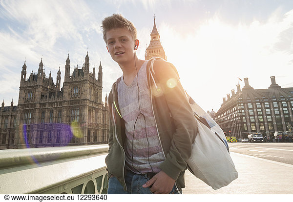 Porträt eines Jungen vor einem städtischen Gebäude  London