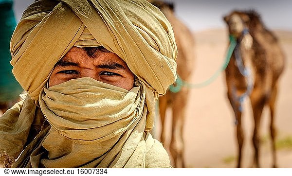Porträt eines Kamelhirten im Draa-Tal  Südmarokko  Nordafrika.