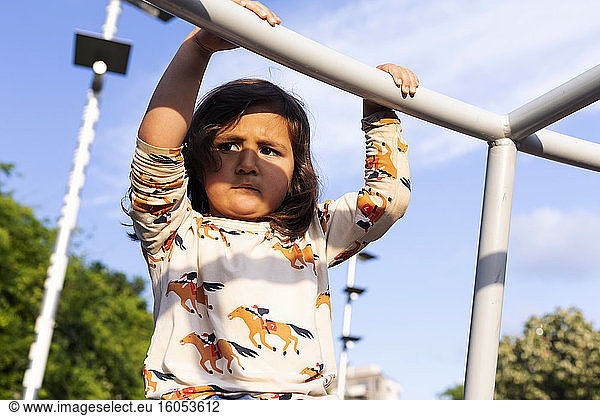 Porträt eines kleinen Mädchens auf dem Spielplatz