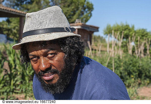 Porträt eines kolumbianischen Mannes mit Hut