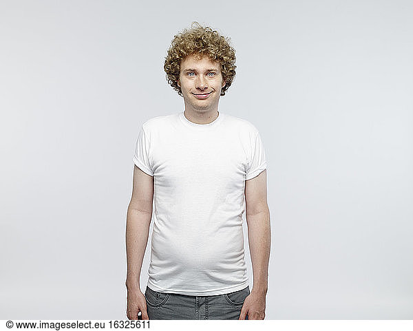 Porträt eines lächelnden blonden Mannes mit weißem T-Shirt