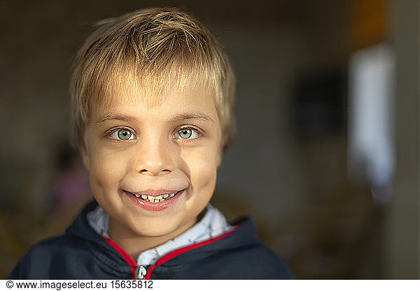 Porträt eines lächelnden kleinen Jungen mit grünen Augen