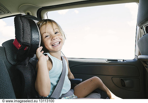 Porträt eines lächelnden Mädchens im Auto sitzend