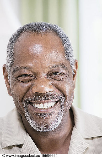 Porträt eines lächelnden Mannes mittleren Alters