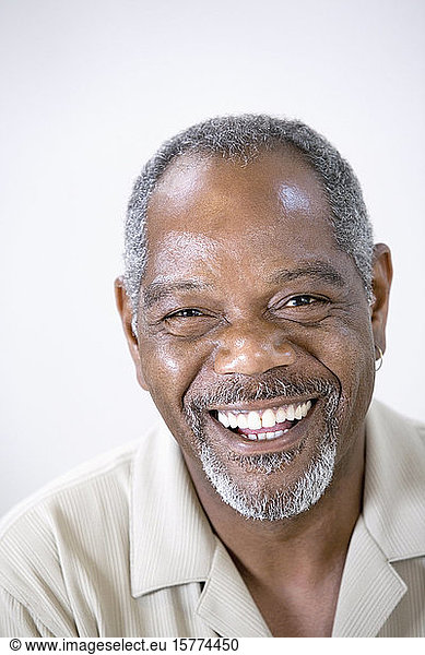 Porträt eines lächelnden Mannes mittleren Alters