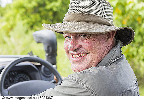 Porträt eines lächelnden Safari-Guides mit Buschhut
