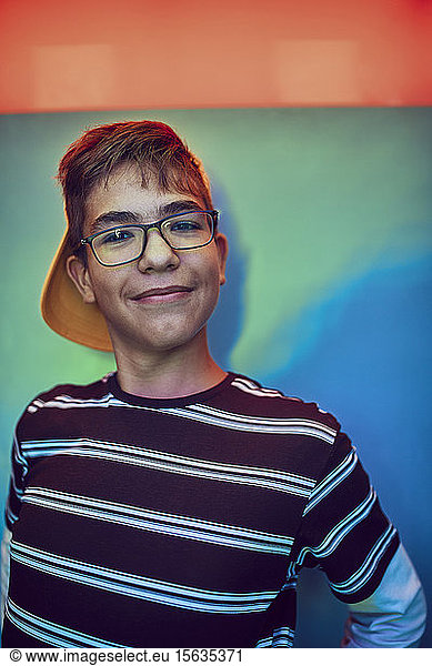 Porträt eines lächelnden Teenagers in einer Fotokabine