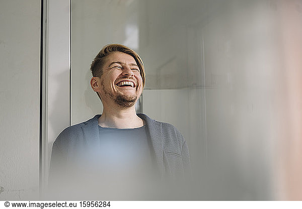 Porträt eines lachenden Geschäftsmannes