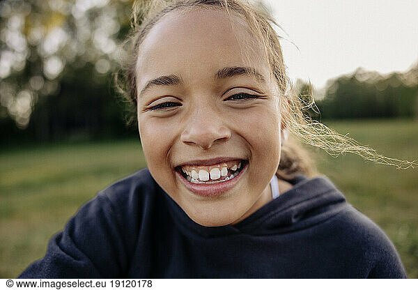 Porträt eines lachenden Mädchens auf dem Spielplatz