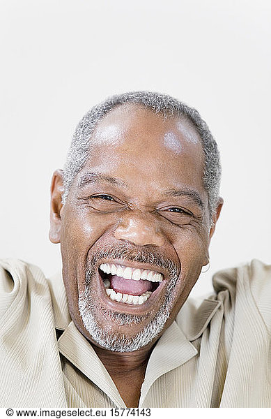 Porträt eines lachenden Mannes mittleren Alters