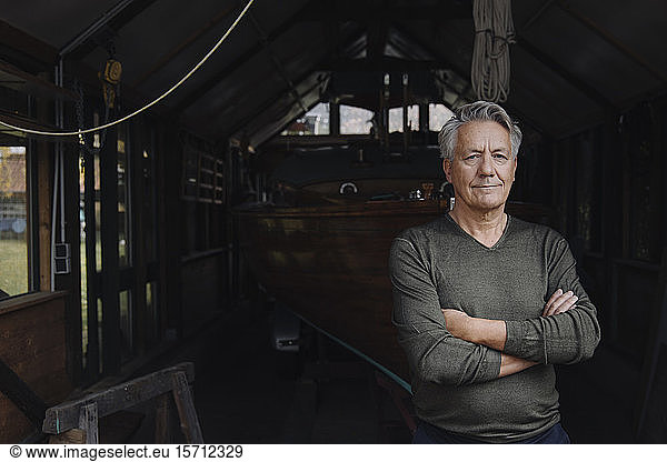 Porträt eines älteren Mannes in einem Bootshaus