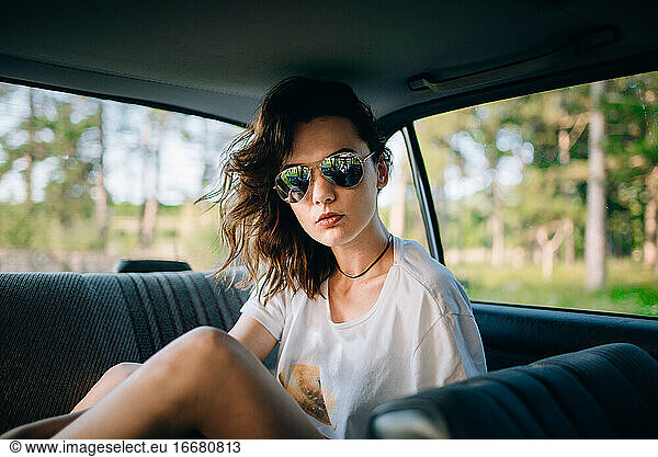 Porträt eines Mädchens auf dem Rücksitz eines Autos.
