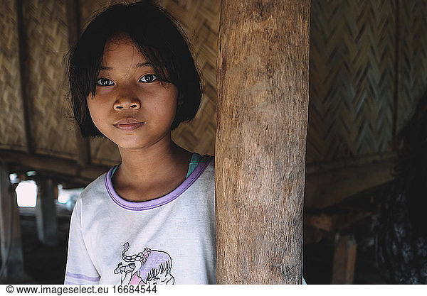Porträt eines Mädchens  das zum Thai-Stamm gehört.