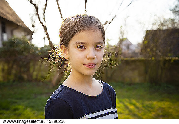 Porträt eines Mädchens im Garten