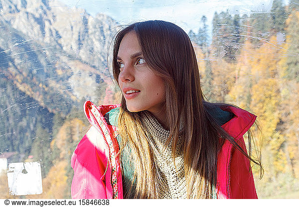 Porträt eines Mädchens vor dem Hintergrund eines Bergwaldes