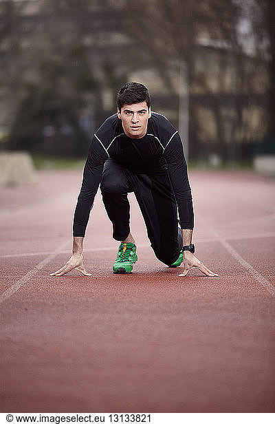 Porträt eines männlichen Athleten an der Startlinie