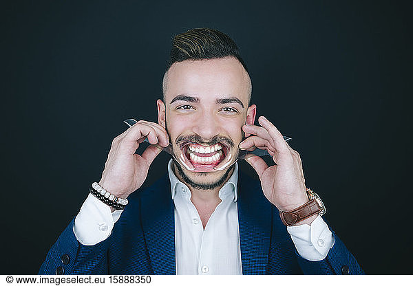 Porträt eines Mannes mit zahnärztlicher Ausrüstung