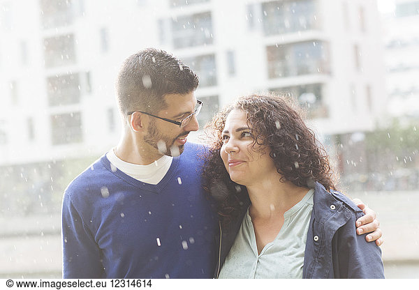 Porträt eines mittleren erwachsenen Paares im Regen