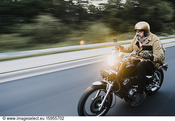 Porträt eines Motorradfahrers