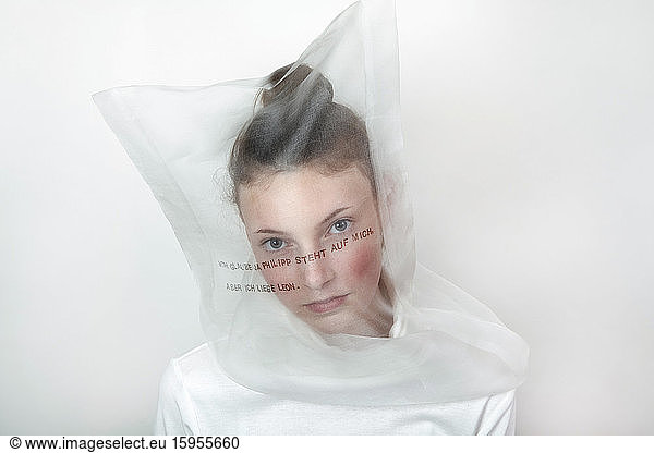 Porträt eines nachdenklichen Teenager-Mädchens mit durchsichtiger Maske mit Gedanken