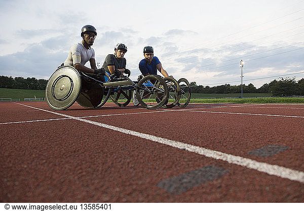 Porträt eines querschnittsgelähmten Sportlers  der auf einer Sportbahn für ein Rollstuhlrennen trainiert