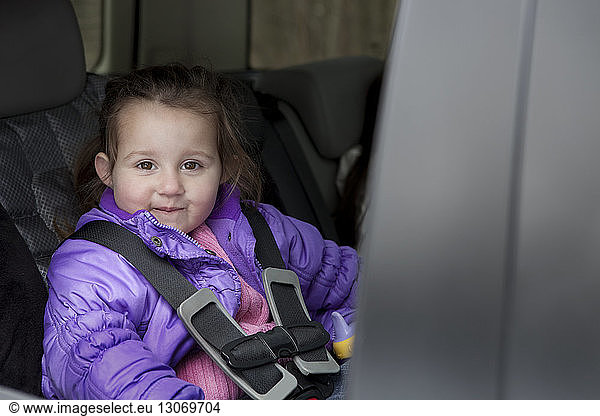 Porträt eines süßen Mädchens im Auto sitzend