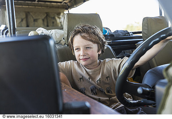 Porträt eines sechsjährigen Jungen in einem Safari-Fahrzeug