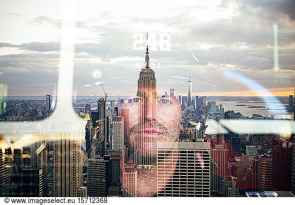 Porträt eines selbstbewussten Feuerwehrmanns mit der sich spiegelnden Skyline von New York City  Vereinigte Staaten