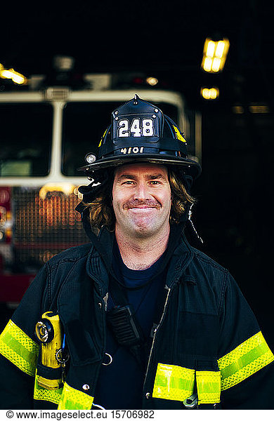 Porträt eines selbstbewussten Feuerwehrmanns  New York  Vereinigte Staaten