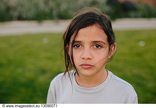 Porträt eines selbstbewussten Mädchens auf dem Spielplatz
