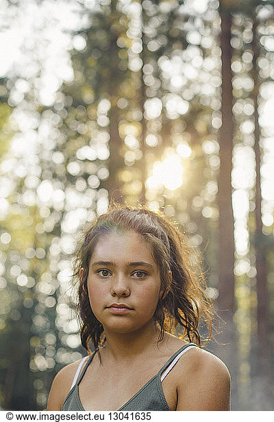 Porträt eines selbstbewussten Mädchens im Wald