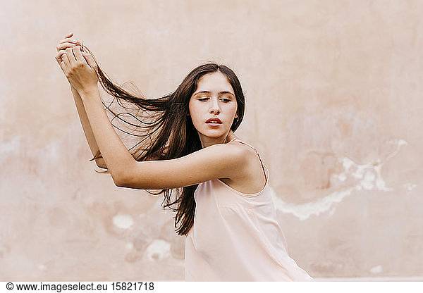 Porträt eines sich bewegenden Teenager-Mädchens mit langen braunen Haaren