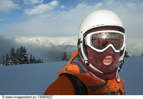 Porträt eines Skifahrers mit Helm