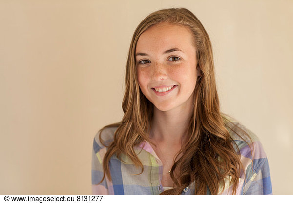 Porträt eines Teenagermädchens mit langen braunen Haaren  lächelnd