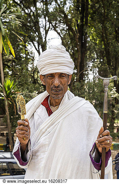 Porträt eines äthiopisch-orthodoxen Priesters  der den Gebetsstab hält  Addis Abeba  Äthiopien  Afrika